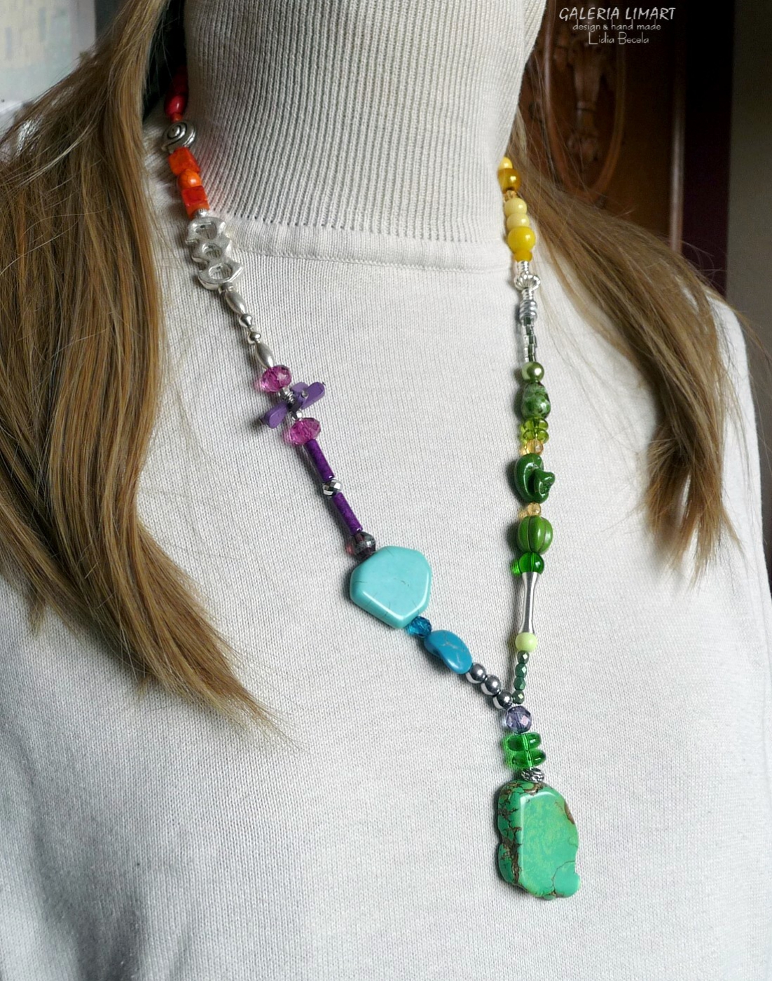Bajecznie kolorowe przeplatające się różnokolorowe howlity szkło weneckie i seed beads w naszyjniku handmade